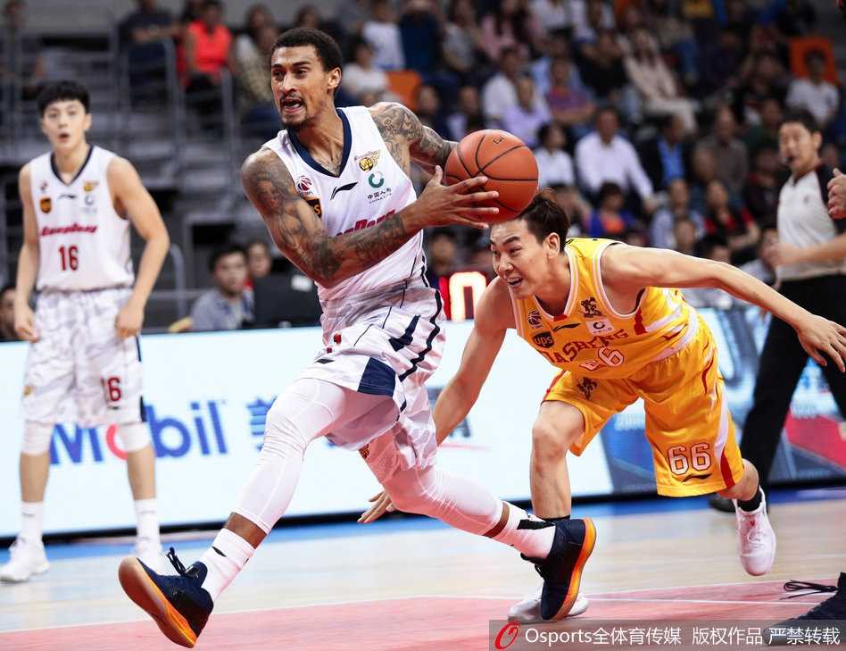 粤旅惊天大胜同曦,华南虎主场血洗对手强势止颓 周鹏本场比赛化身冷血杀手,他在外线张手就是一记三分,篮球划出完美弧线空心入网,让现场解说员激动不已。