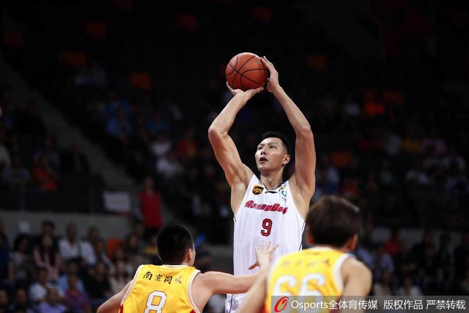 粤旅惊天大胜同曦,华南虎主场血洗对手强势止颓 同曦外援希克森在易建联的严防死守下依然强行出手,虽然本场空砍大号两双,但其拼搏精神值得尊敬。