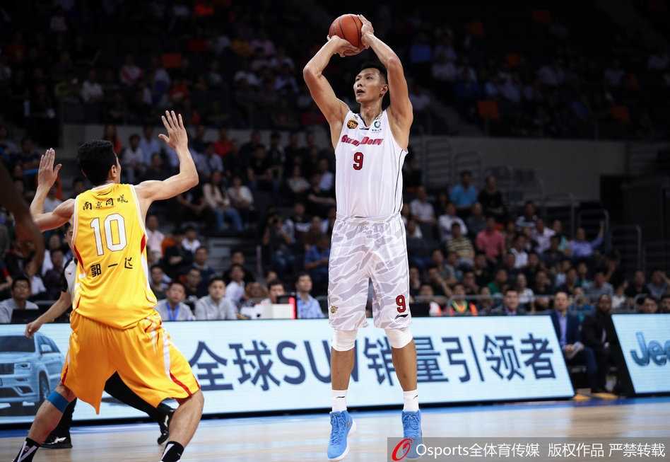 粤旅惊天大胜同曦,华南虎主场血洗对手强势止颓 广东小外援杰克逊如穿花蝴蝶般杀入敌阵,面对三人合围依然从容将球送进篮筐,展现出极佳的个人状态。