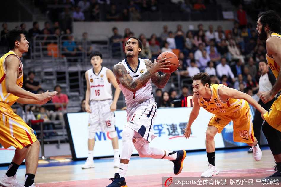 粤旅惊天大胜同曦,华南虎主场血洗对手强势止颓 易建联犹如天神下凡,在内线翻江倒海,以一记势大力沉的单手劈扣点燃全场,同曦防守球员只能望球兴叹。