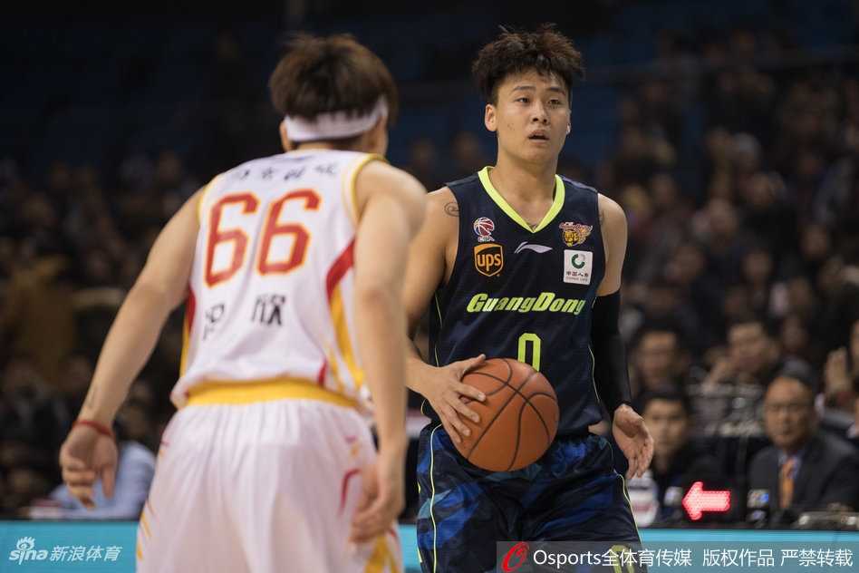 易建联在希克森的严密防守下，依然高举高打，指尖轻柔地将球送入篮筐，眼神中满是坚定与杀气。