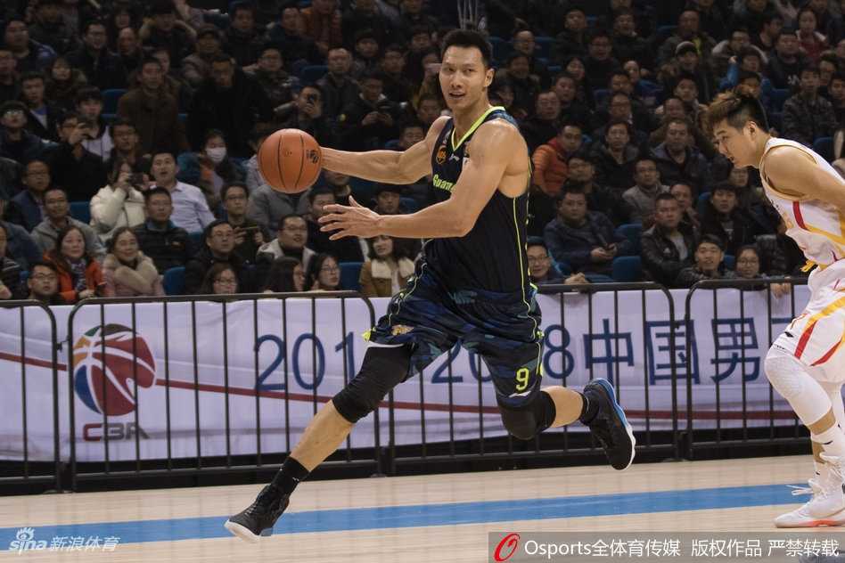 巴赫拉米面对周鹏的长臂干扰，依然坚决地干拔跳投，皮球划过一道美丽的弧线直奔网窝，这是他本场高光时刻的缩影。