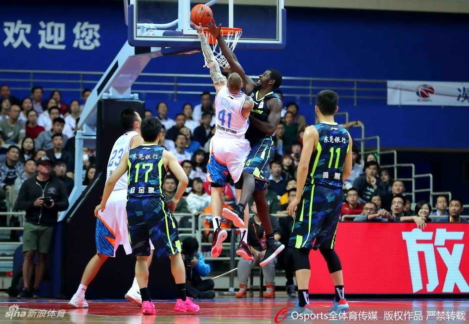 粤沪大战广东客场掀翻上海 阿联赵睿两双主导攻防 易建联在董瀚麟的贴身防守下高高跃起,用一次标志性的单手劈扣肆虐篮筐,整个球馆仿佛都为之震动,这一球也彻底点燃了广东队的替补席。
