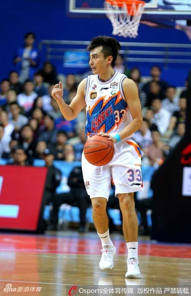 粤沪大战广东客场掀翻上海 阿联赵睿两双主导攻防 从董瀚麟手中成功抢断后,广东队小将胡明轩迅速发动快攻,面对空篮轻盈上篮,这一刻他的眼中闪烁着新生代球员的自信与锐气。