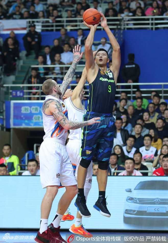 粤沪大战广东客场掀翻上海 阿联赵睿两双主导攻防 比赛结束的哨声吹响,赵睿与队友胡明轩击掌相庆,脸上洋溢着胜利的喜悦,他们用一场攻防两端的完美表现,证明了广东队新一代力量已经扛起了前进的大旗。