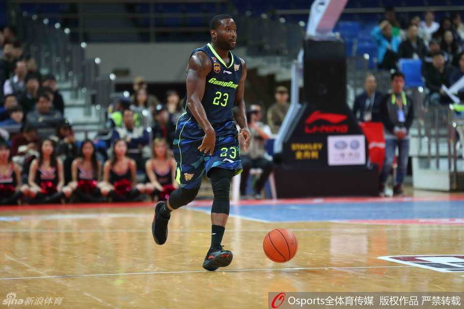 周鹏持球强行突破防线，面对包夹毫无惧色，展现出队长应有的霸气与担当