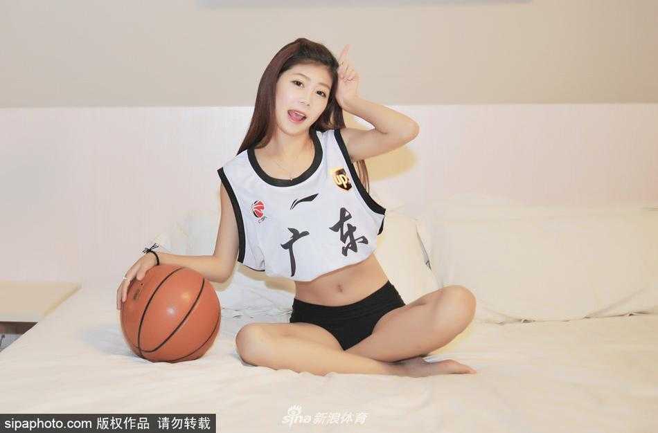 粤球女孩的夏梦:当篮球遇上卧室写真 另一张抓拍中,女孩抱着篮球侧卧,轻松惬意的氛围展现了篮球爱好者不为人知的可爱一面