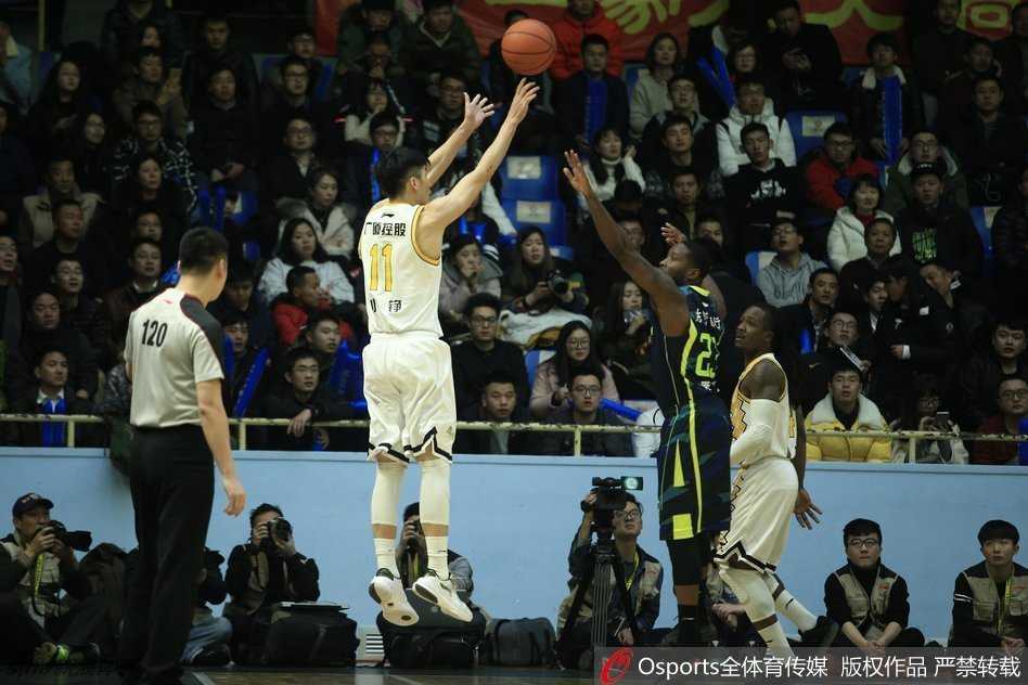 外援斯隆如闪电般突入禁区，高高跃起，在空中对抗后完成一次飘逸的拉杆上篮。