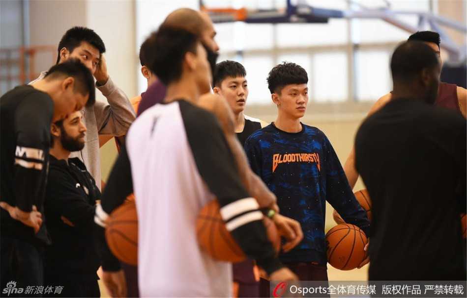 易建联在弧顶三分线外出手，身姿挺拔如松，这是他常规的训练科目，作为球队领袖，他在绝境中依然保持着冷静与沉稳。