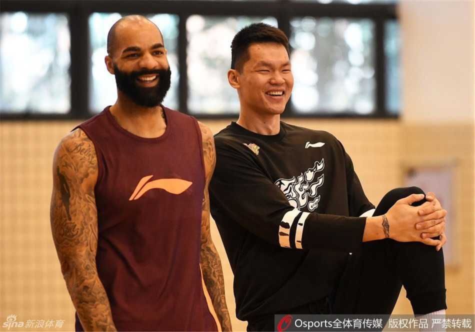 杜锋双手抱胸站在场地中央，目光如炬，他正在对围成一圈的球员们进行最后的战术部署，队长周鹏神情专注地聆听着。