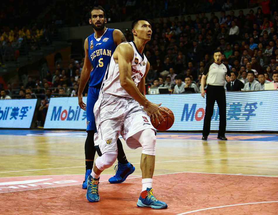 粤疆争霸风云再起 阿联哈达迪内线肉搏 易建联如太空易附体,迎着哈达迪的遮天巨掌,用一记势大力沉的单手劈扣终结进攻,整个篮筐都在颤抖