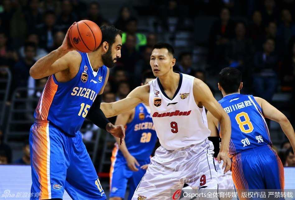 粤疆争霸风云再起 阿联哈达迪内线肉搏 场边的杜锋指导神情专注,正向裁判询问着刚才的判罚,而四川队的哈达迪则叉腰站在一旁,表情无奈