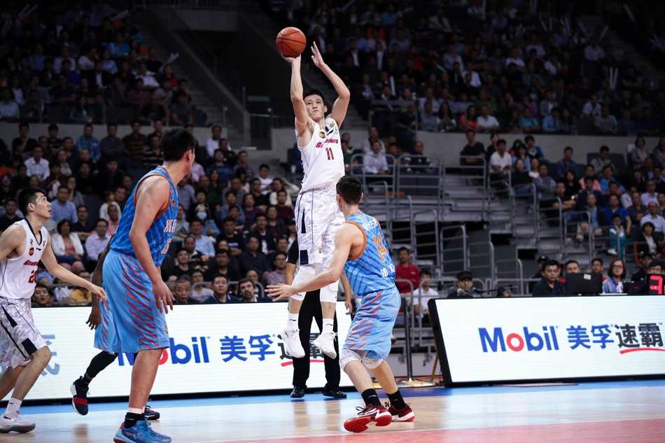 粤疆大战巅峰对决 易建联率广东擒新疆豪取五连胜 易建联在新疆队内线群中高高跃起,单臂战斧劈扣震撼全场,仿佛要将篮筐摧毁,眼神中充满了对胜利的渴望。