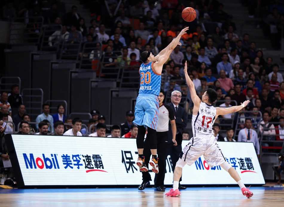 粤疆大战巅峰对决 易建联率广东擒新疆豪取五连胜 新疆队外援亚当斯面对赵睿的贴身紧防,手腕轻抖送出一记精妙的背后传球,眼神狡黠而专注,试图撕开广东队的防线。