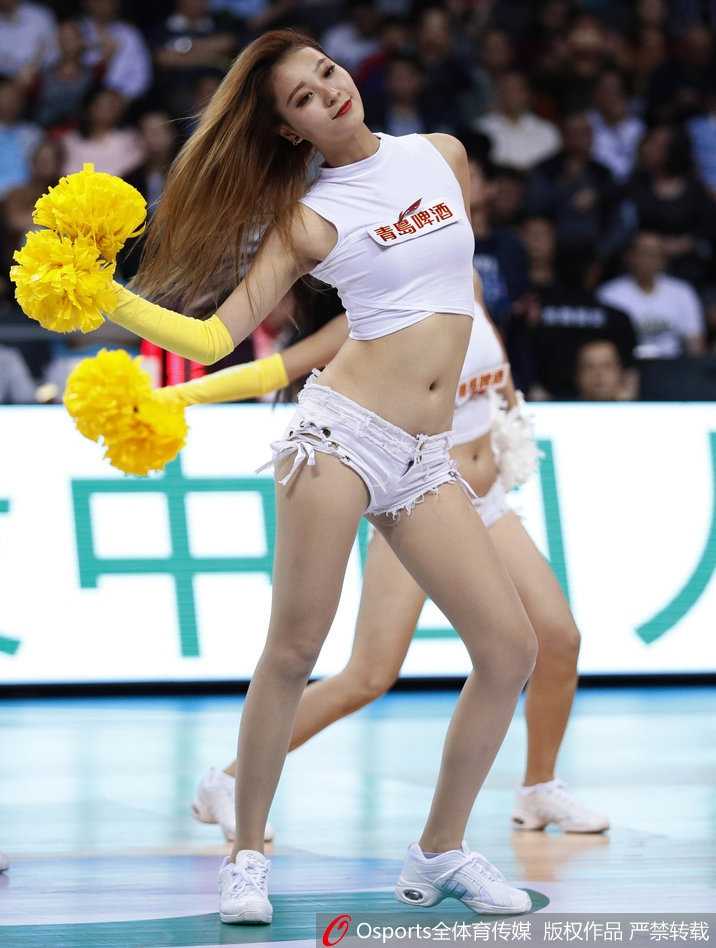 粤疆大战风云再起 篮球宝贝热舞点燃东莞主场 伴随着轻快的流行乐,宝贝们扎着利落的高马尾,做出俏皮的捧脸动作,眼神灵动地看向镜头,她们身后就是即将易边再战的赛场,一边是柔美的舞蹈,一边是即将到来的肌肉碰撞,构成一幅奇妙的画卷。