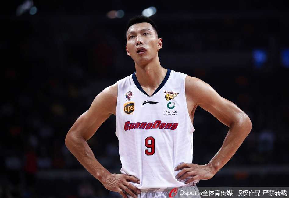 粤篮德比烽火再燃,易建联领衔主场大胜,朱芳雨球衣荣耀退役 周鹏在防守端全神贯注,他张开双臂如同一道屏障,死死卡住进攻球员的前进路线,坚定的眼神中透露出八冠王球队与生俱来的铁血防守基因。