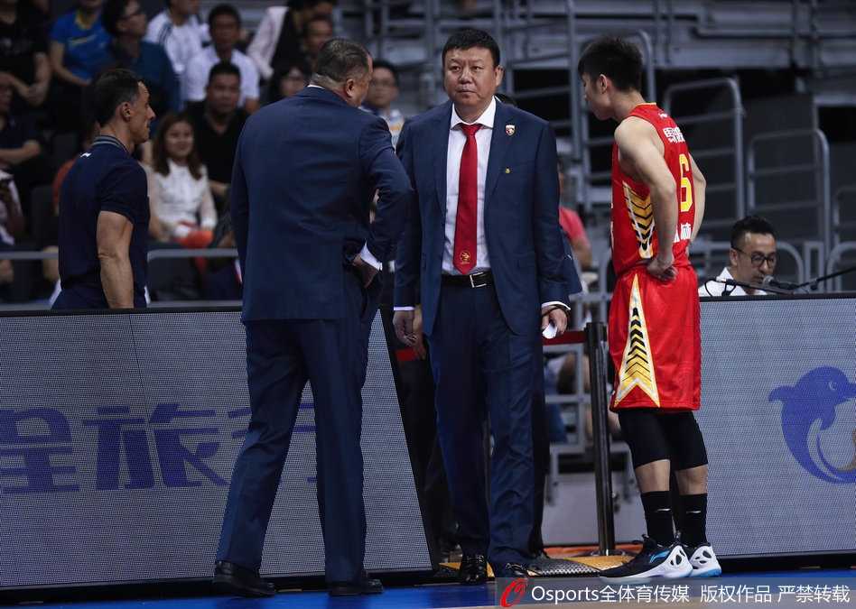 粤篮德比烽火再燃,易建联领衔主场大胜,朱芳雨球衣荣耀退役 新外援尼克尔森手感滚烫,他在三分线外果断出手,球离手的瞬间,手指轻轻拨动,仿佛在弹奏一曲美妙的乐章,篮球应声入网,拉开了广东队进攻的序幕。