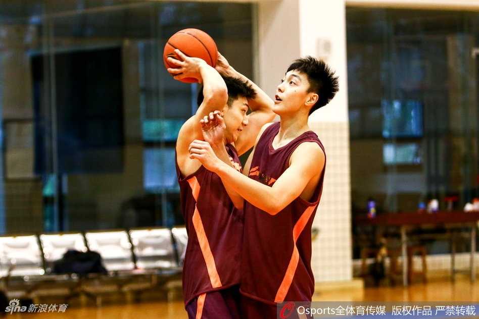 粤篮苦旅:八冠王求变,且看华南虎如何破茧 训练结束后,队长周鹏与队友们围成一圈,击掌鼓劲。汗水与坚毅写在每个年轻球员的脸上,此刻的团结是他们走出困境的唯一出路。