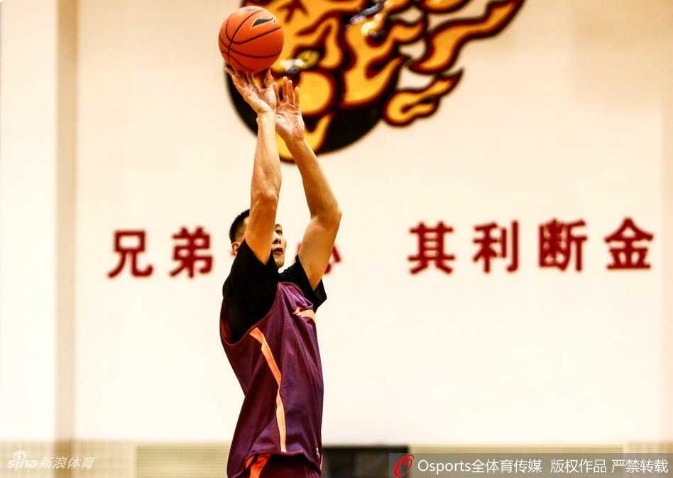 粤篮苦旅:八冠王求变,且看华南虎如何破茧 主教练尤纳斯双手抱胸,神情严峻地注视着场内。他身前的球员们正在积极拼抢,空气中仿佛都能嗅到战术板上传递出的紧张与焦灼。