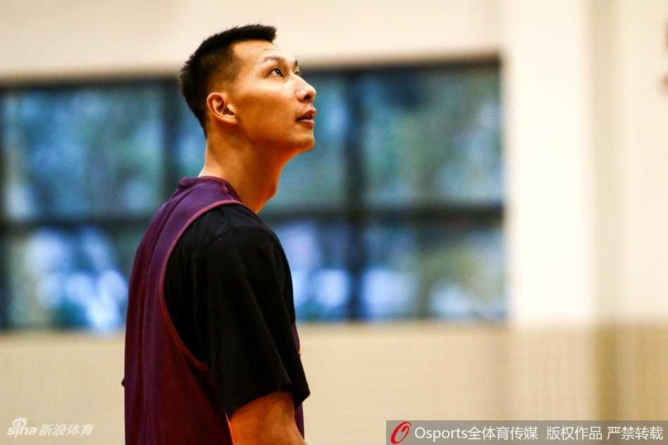 粤篮苦旅:八冠王求变,且看华南虎如何破茧 队内训练赛激烈进行,球员们快速奔跑,积极拼抢。场馆内的蓝色座椅空旷无人,但仿佛能听见昔日冠军的呐喊与回响,等待着重现荣光的那一刻。