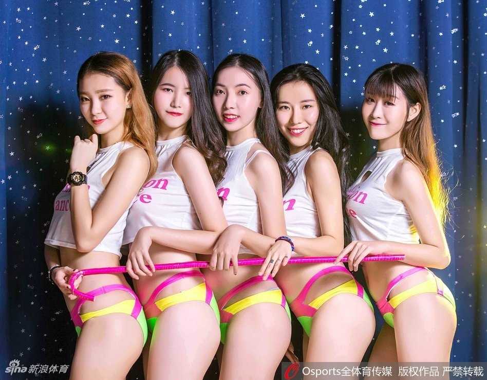 舞时尚啦啦队成员身姿挺拔，露出灿烂自信的笑容，仿佛在向观众发出新赛季的邀请