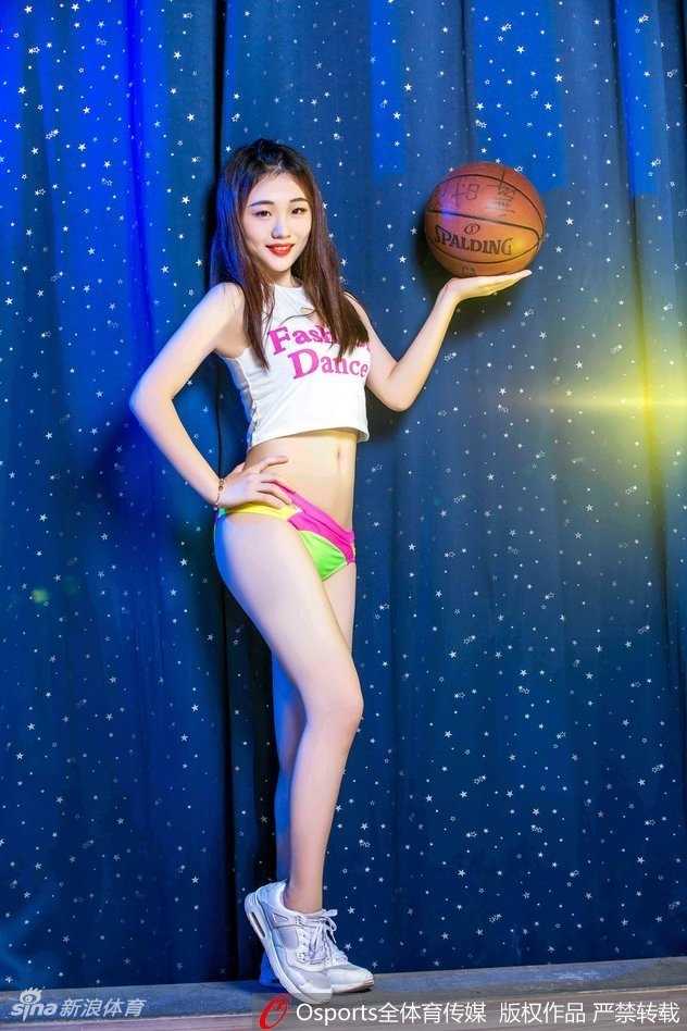 手持花球的动感跳跃瞬间，发丝飞扬间洋溢着无法阻挡的青春热力