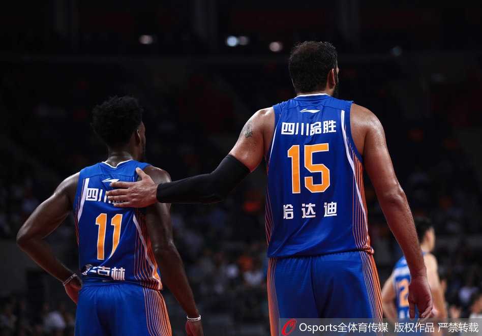 任骏飞快下接球后单手劈扣，这一球为广东队锁定胜局，瞬间点燃了全场球迷的热情