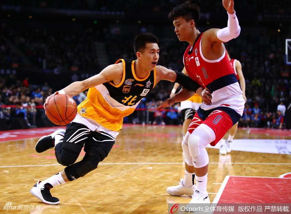 赛前热身时，易建联目光如炬，认真地进行投篮练习，仿佛在告诉所有人，即便是全明星的舞台，他对胜利的渴望也从未改变。