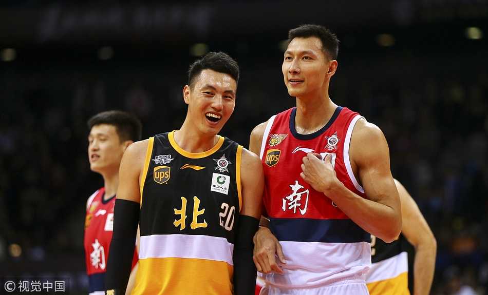 南区明星队球员们在赛后围在一起，共同庆祝这场酣畅淋漓的胜利，每个人的脸上都洋溢着如同深圳阳光般灿烂的笑容。