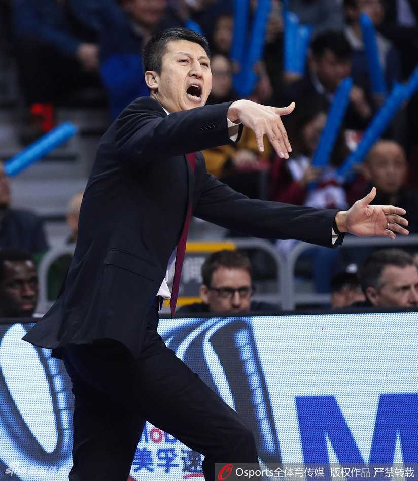 粤辽大战风云突变,辽宁客场掀翻八冠王 易建联在辽宁队多人包夹之下,眼神坚毅高高跃起,试图完成一次高难度投篮,现场气氛凝固到了极点。