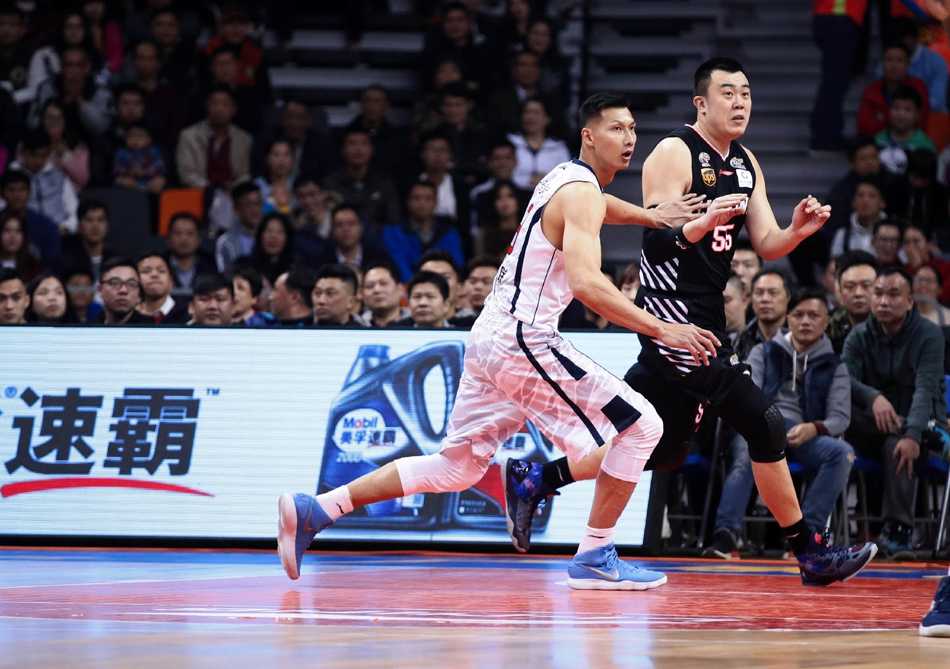 粤辽大战风云突变,辽宁客场掀翻八冠王 广东后卫赵睿在郭艾伦的紧逼防守下,试图强行突破,两人的对抗充满了火药味,这也是当晚新生代后卫对决的缩影。