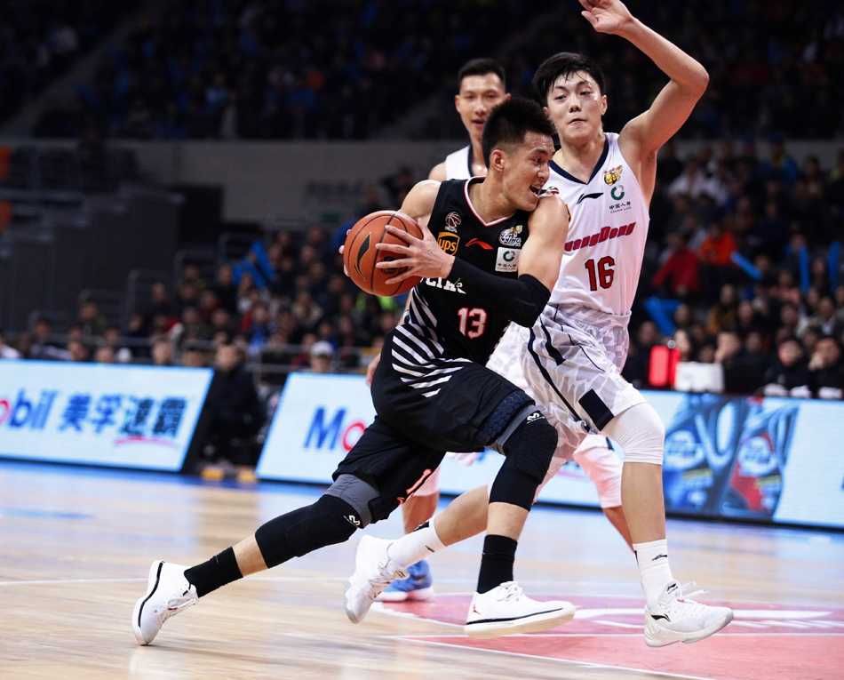 粤辽大战风云突变,辽宁客场掀翻八冠王 辽宁外援巴斯在广东内线易建联和任骏飞的头顶上演双手大力灌篮,展现了他劲爆的身体天赋和冲击力。