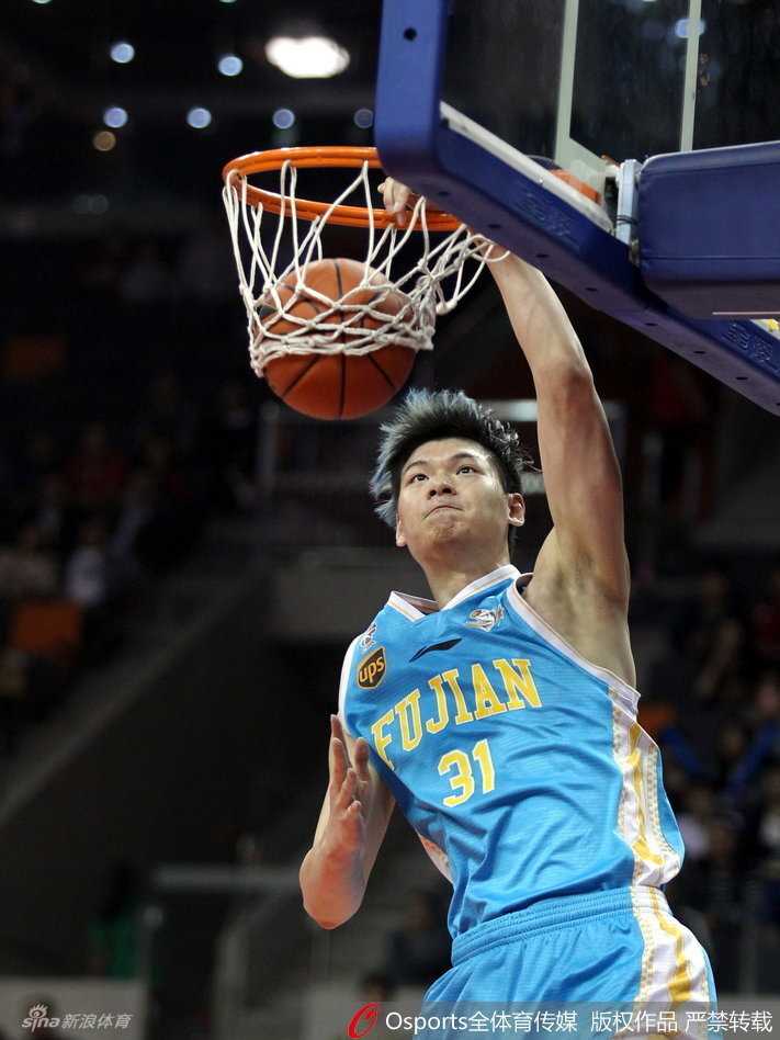 福建队核心王哲林在广东内线群中高高跃起，上演双手大力灌篮，势大力沉尽显统治力，篮下的防守者只能望球兴叹。