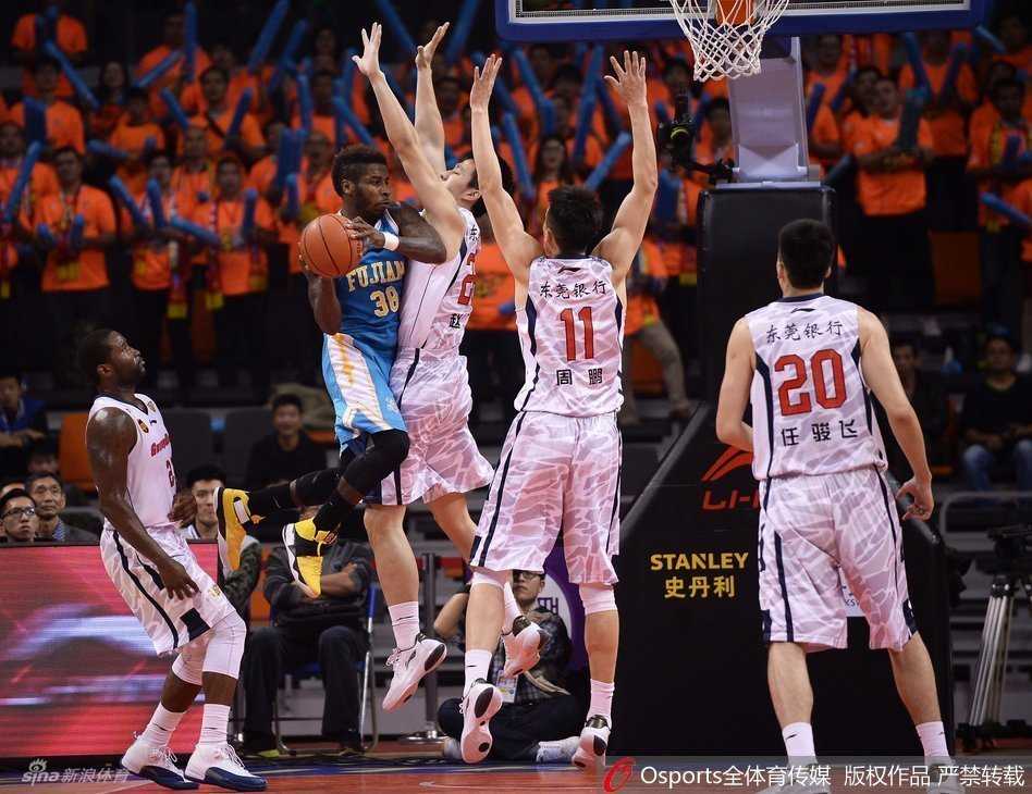 广东外援斯隆面对防守急停跳投，出手瞬间他的头发随风飘扬，这一充满动感的细节恰好被镜头捕捉，成为了激烈比赛中一抹别样的风景。