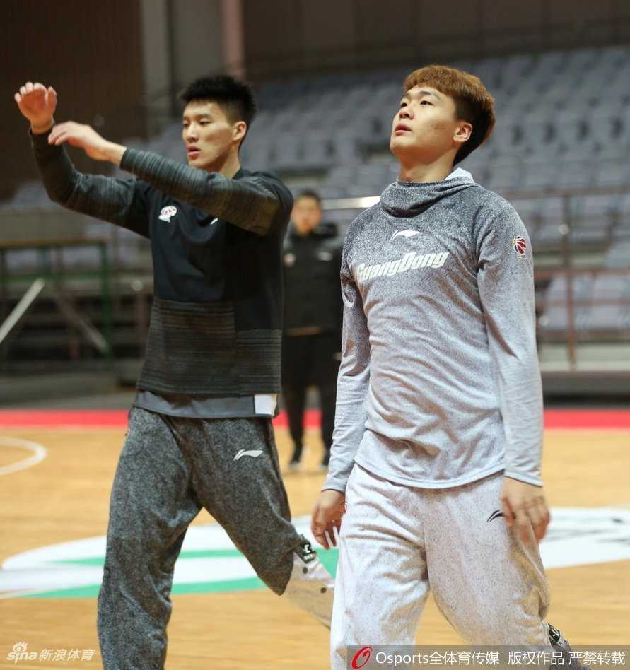 赵睿目光如炬，持球蓄力，犹如一张拉满的弓，静待战机划破对手防线。