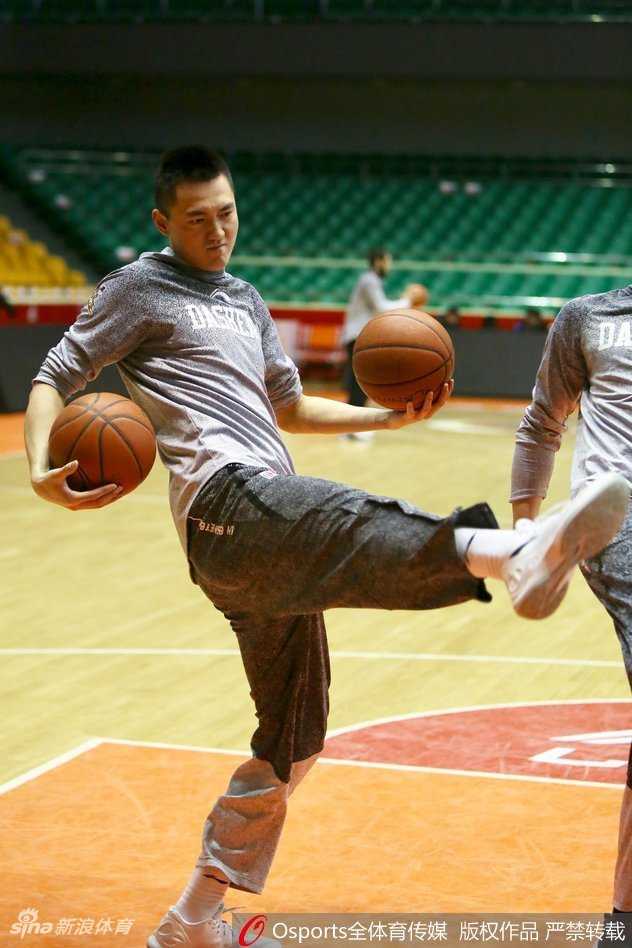 紫禁勇士剑指连败阴霾,同曦男篮全力备战欲借主场扭转颓势 夕阳透过球馆窗户洒在罚球线上,球员在安静中反复练习投篮动作