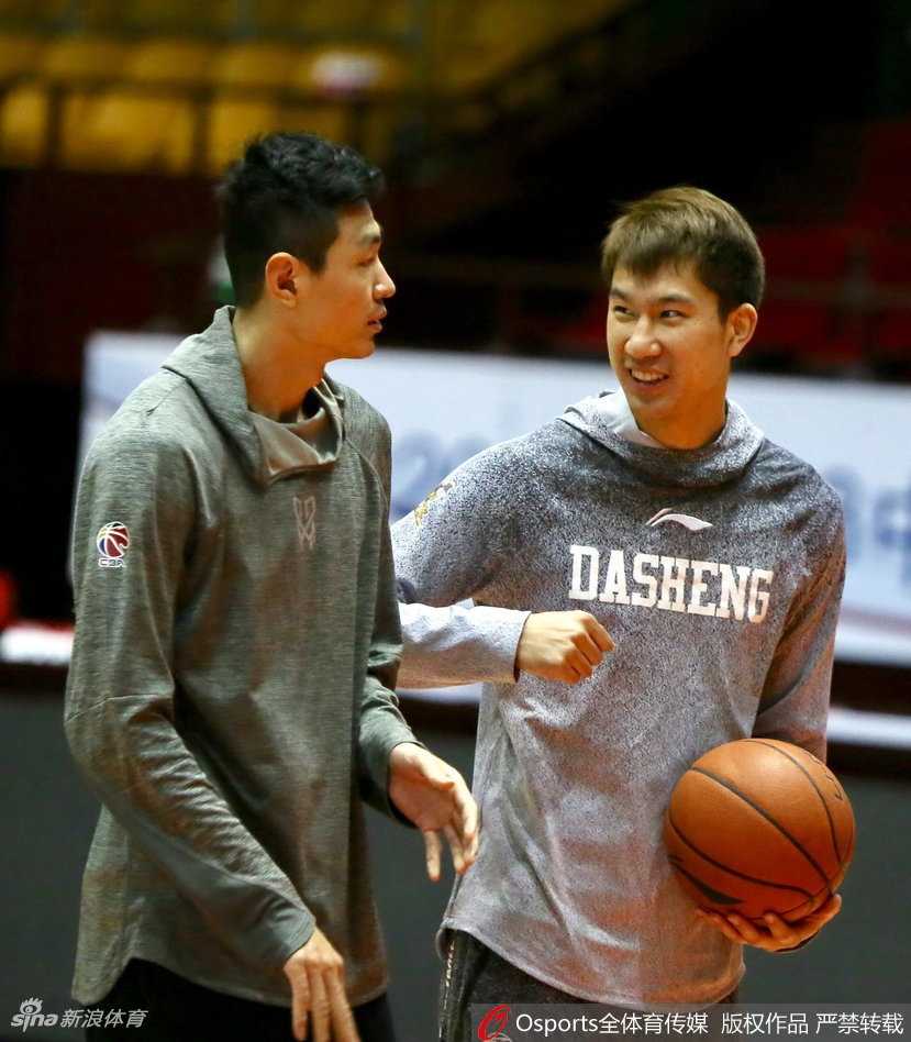 紫禁勇士剑指连败阴霾,同曦男篮全力备战欲借主场扭转颓势 同曦将士们在训练中眼神坚毅,汗水浸透了球衣,誓要拿下这场关键胜利