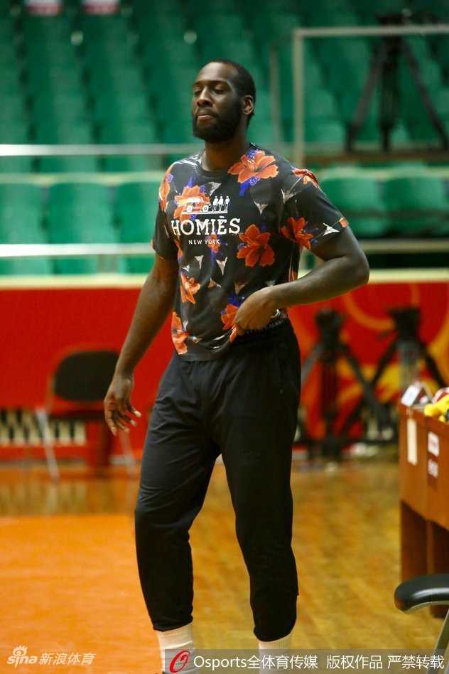 紫禁勇士剑指连败阴霾,同曦男篮全力备战欲借主场扭转颓势 训练间歇,球员们围在一起击掌鼓劲,团队凝聚力在这一刻展现得淋漓尽致