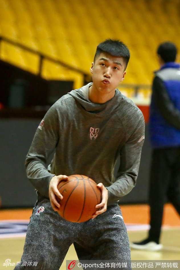 紫禁勇士剑指连败阴霾,同曦男篮全力备战欲借主场扭转颓势 防守悍将滑步横移,张开双臂紧贴防守人,仿佛筑起一道移动长城