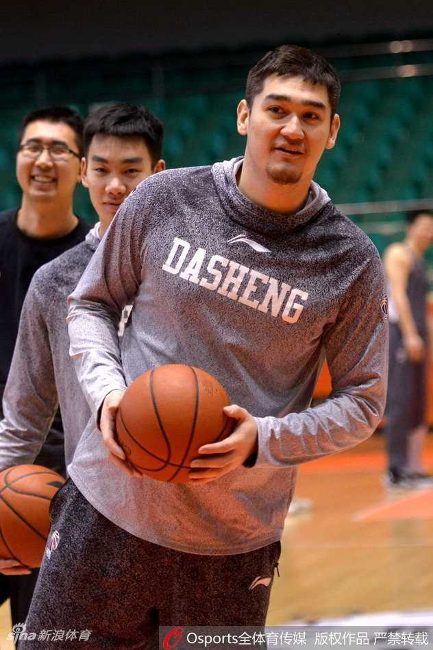 紫禁勇士剑指连败阴霾,同曦男篮全力备战欲借主场扭转颓势 年轻后卫在教练的指导下进行针对性运球训练,专注度极高