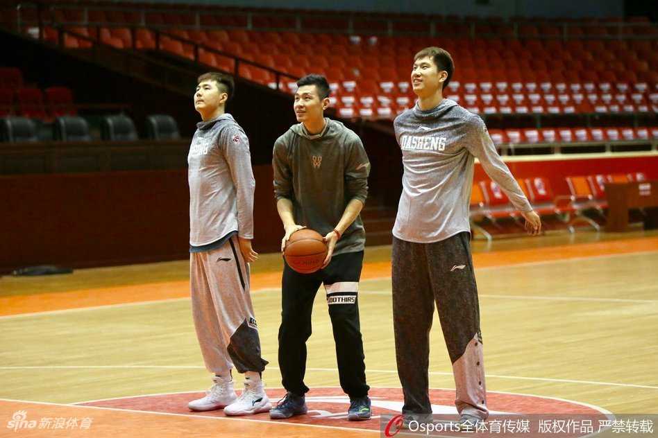 紫禁勇士剑指连败阴霾,同曦男篮全力备战欲借主场扭转颓势 内线球员在低位要球,与外援进行挡拆配合练习,肌肉碰撞声此起彼伏