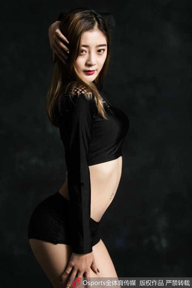 紫禁城下最美舞者:北控XTM啦啦队用汗水诠释青春与热爱 两位队员在训练间隙的合影,紧身的表演服完美勾勒出她们挺拔的身姿和优越的身体线条,姐妹情深溢于言表