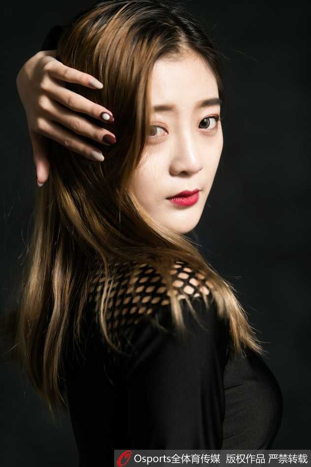 紫禁城下最美舞者:北控XTM啦啦队用汗水诠释青春与热爱 镜头捕捉到啦啦队员侧身回眸的瞬间,修长的身材与精致的五官相得益彰,飞扬的马尾辫洋溢着青春的活力