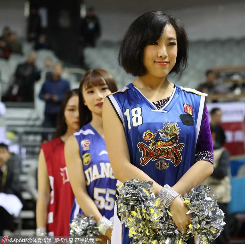 紫色风暴致敬江苏篮球之魂 肯帝亚主场只为胡雪峰闪耀 肯帝亚啦啦队环绕全场,与看台上“胡雪峰我们爱你”的横幅遥相呼应,紫色球衣汇聚成一股暖流,流淌在每一位见证者的心间。