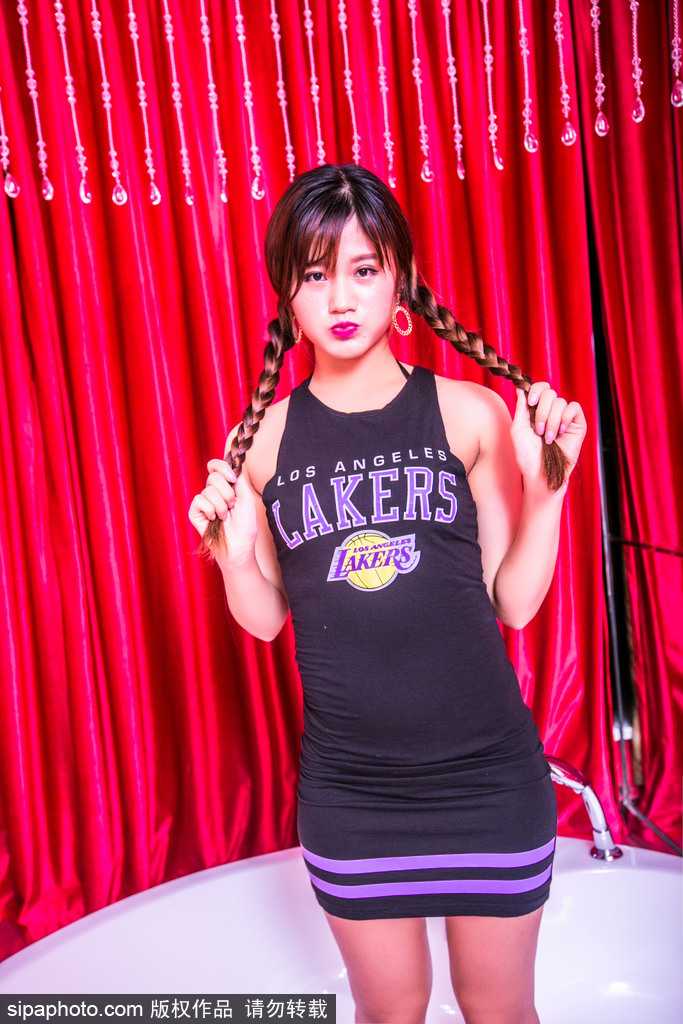 紫金主场的那抹亮色:萌系篮球宝贝用热舞诠释赛场活力 表演结束后,宝贝们在场边休息交流的抓拍,自然流露的甜美笑容和亲密互动,展现出团队像姐妹淘一样的真挚情谊