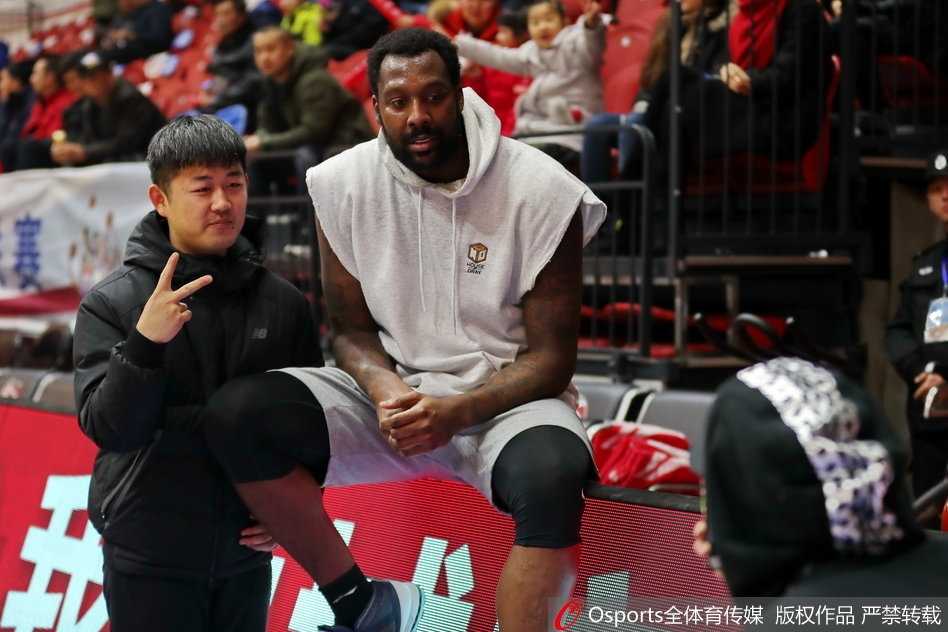 尽管灯光昏暗，但布莱切为球迷签名的侧脸依然专注，仿佛此刻世界只有他和眼前的球迷。