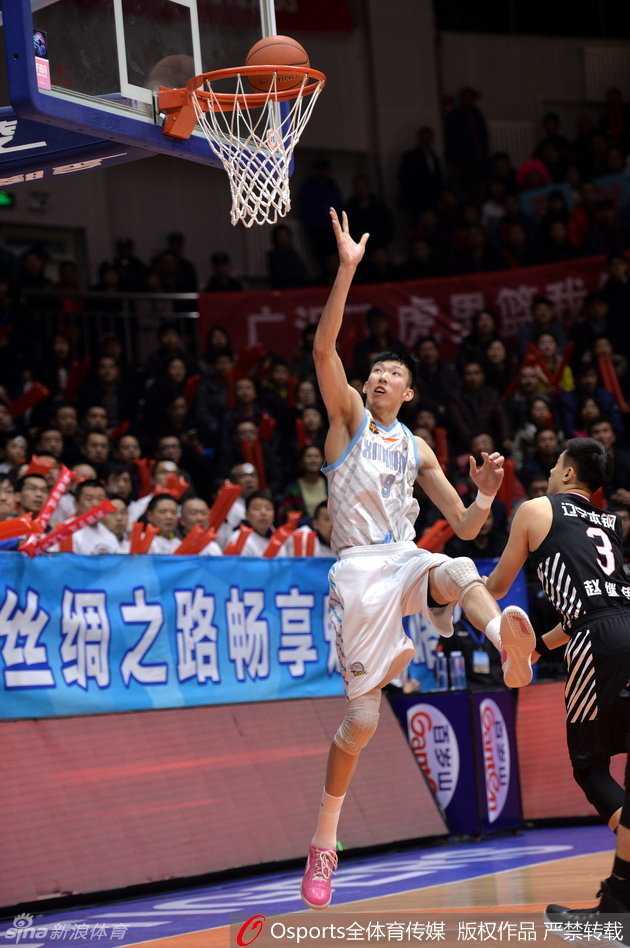 红山烽火再燃:新疆辽宁季后赛宿敌战,那些年的热血与拥抱 中场指挥官,赵继伟面对防守沉稳运球组织进攻,他的视野开阔,正准备为队友送出致命一传,背后是新疆队严阵以待的防线。