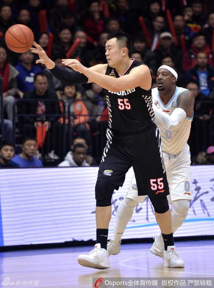 红山烽火再燃:新疆辽宁季后赛宿敌战,那些年的热血与拥抱 速度与激情,郭艾伦运球强行突破,他的眼神坚定而专注,面前是虎视眈眈的新疆队长可兰白克,这是一场本土顶级后卫之间的直接对话。