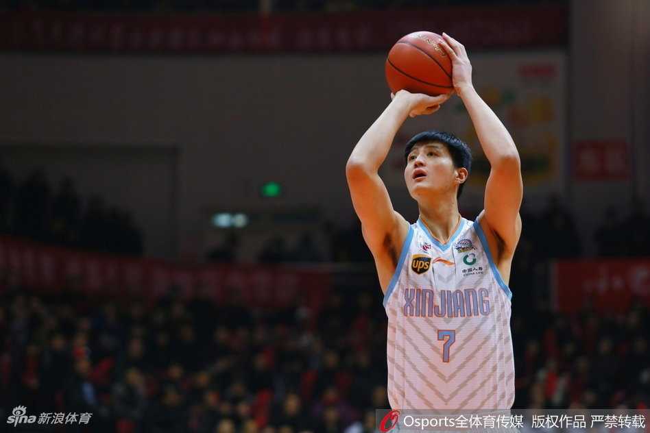 红山盛宴:新疆飞虎火力全开,同曦外援三叉戟难阻连胜步伐 新疆队发动快攻瞬间,白色球衣的球员如四线并进的利箭撕破同曦防线,篮球在三人手中飞速传导,整个进攻体系流畅得如同精密运转的时钟。