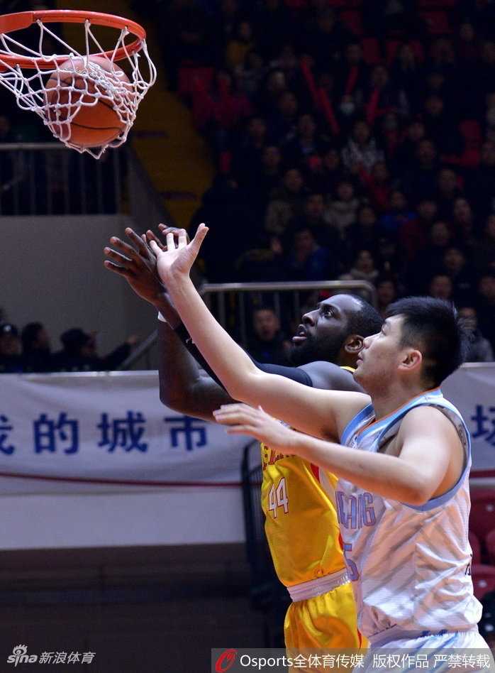 红山盛宴:新疆飞虎火力全开,同曦外援三叉戟难阻连胜步伐 同曦大外援希克森在新疆内线群中强行起跳,肌肉贲张如铁塔一般,他在空中与对手发生剧烈碰撞,依然凭借超强的核心力量将球捅向篮筐,展现了篮下猛兽的霸道本能。